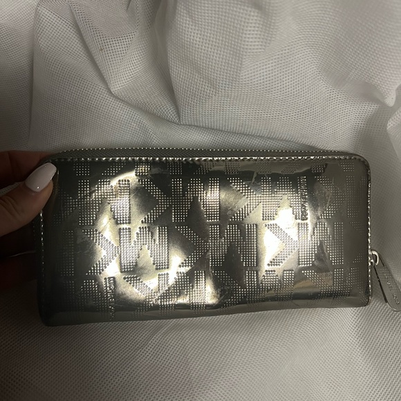 Silver Michael Kors wallet - Picture 3 of 3